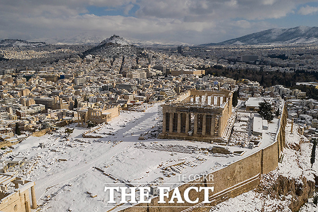 25일 (현지시각) 그리스 아테네에 폭설이 내린 후 눈으로 뒤덮인 아테네의 아크로폴리스의 모습이 보이고 있다. 폭설로 여행이 중단되고 전기가 끊겨 그리스 전역이 이틀째 마비됐다. /아테네=신화.뉴시스