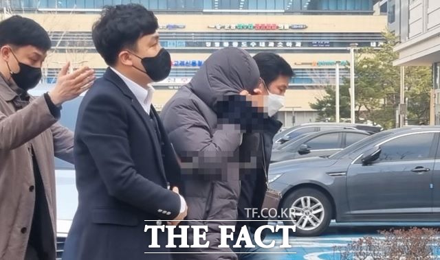 서울 강동구청 공무원의 공금 횡령 사건을 수사하는 경찰이 공무원 자택과 강동구청에 대한 압수수색 영장을 집행하고 있다. /뉴시스