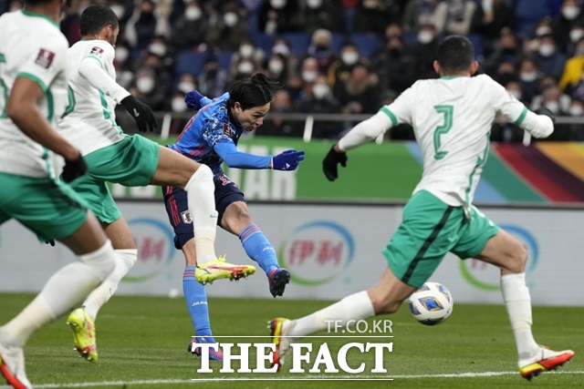 일본 미나미노 다쿠미가 1일 열린 사우디 아라비아와 2022 카타르 월드컵 아시아 최종예선 B조 8차전에서 전반 32분 선제골을 기록하고 있다./사이타마=AP.뉴시스