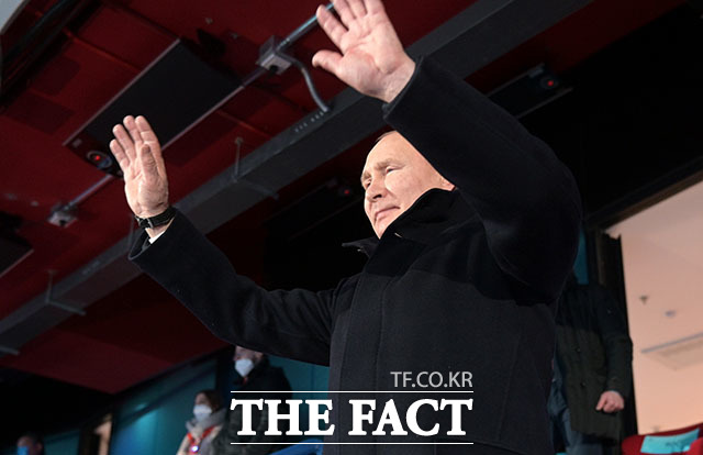 중국을 국빈 방문한 블라디미르 푸틴 러시아 대통령이 자국 선수단을 향해 손을 들고 있다.