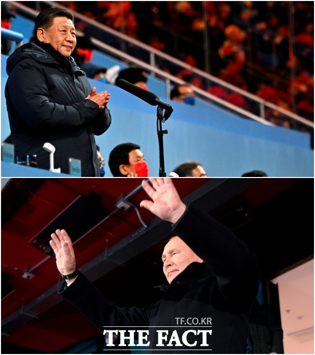 4일 중국 베이징 국립 경기장에서 열린 2022 베이징 동계올림픽 개막식에서 시진핑 중국 국가 주석(위)이 개회사를 하고 있다. 아래는 자국 선수단 입장을 환영하는 블라디미르 푸틴 러시아 대통령의 모습. /베이징=AP.뉴시스
