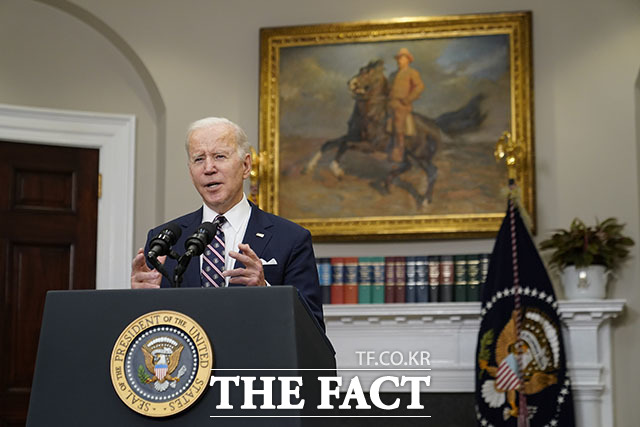 조 바이든 미국 대통령이 3일(현지시간) 백악관 루스벨트룸에서 미군의 대테러 작전 중 이슬람국가(ISIS) 수괴 아부 이브라힘 알하시미 알쿠라이시가 사망했음을 밝히고 있다.