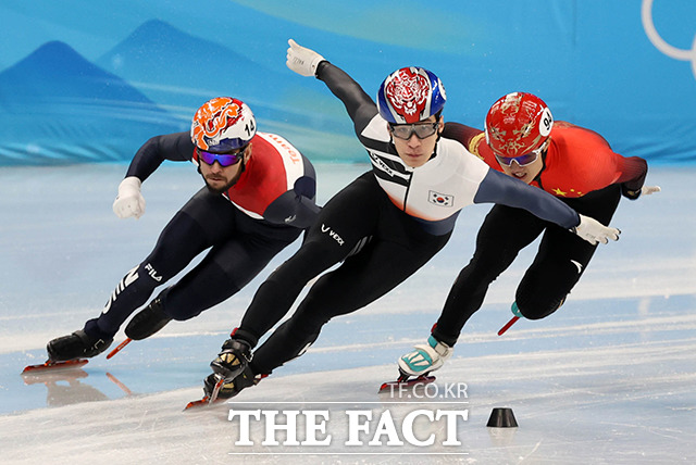 5일 오후 중국 베이징 캐피털 인도어 스타디움에서 열린 2022 베이징 동계올림픽 빙상 쇼트트랙 남자 1000m 예선경기, 한국 황대헌(가운데)이 역주하고 있다. / 베이징(중국)=뉴시스