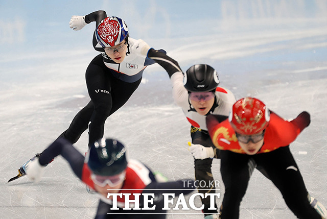 5일 오후 중국 베이징 캐피털 인도어 스타디움에서 열린 2022 베이징 동계올림픽 빙상 쇼트트랙 여자 500m 예선 한국 이유빈이 역주하고 있다. / 베이징(중국)=뉴시스