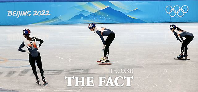 5일 오후 중국 베이징 캐피털 인도어 스타디움에서 열린 쇼트트랙 혼성 계주 예선전 경기, 한국 박장혁이 경기 중 넘어진 것을 아쉬워하고 있다. / 베이징(중국)=뉴시스