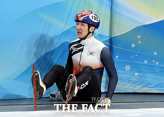 5일 오후 중국 베이징 캐피털 인도어 스타디움에서 열린 쇼트트랙 혼성 계주 예선전 경기, 한국 박장혁이 넘어지고 있다. / 베이징(중국)=뉴시스