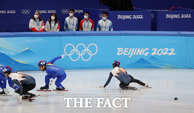 5일 오후 중국 베이징 캐피털 인도어 스타디움에서 열린 쇼트트랙 혼성 계주 예선전 경기, 한국 박장혁이 넘어지고 있다. / 베이징(중국)=뉴시스
