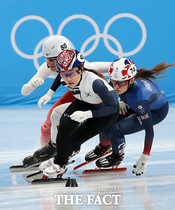 5일 오후 중국 베이징 캐피털 인도어 스타디움에서 열린 2022 베이징 동계올림픽 빙상 쇼트트랙 여자 500m 예선 한국 최민정이 역주하고 있다. / 베이징(중국)=뉴시스