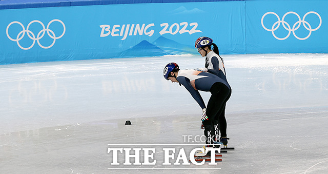 5일 오후 중국 베이징 캐피털 인도어 스타디움에서 열린 쇼트트랙 혼성 계주 예선전 경기, 한국 박장혁이 경기 중 넘어진 것을 아쉬워하자 이유빈이 위로하고 있다. / 베이징(중국)=뉴시스