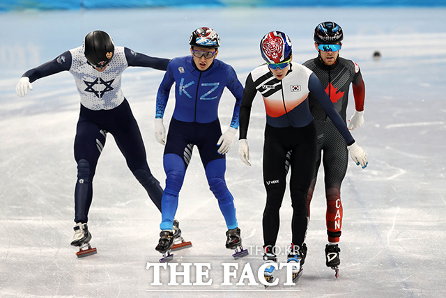 5일 오후 중국 베이징 캐피털 인도어 스타디움에서 열린 2022 베이징 동계올림픽 빙상 쇼트트랙 남자 1000m 예선 한국 이준서(왼쪽 세번째)가 역주하고 있다. / 베이징(중국)=뉴시스