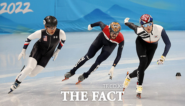5일 오후 중국 베이징 캐피털 인도어 스타디움에서 열린 2022 베이징 동계올림픽 빙상 쇼트트랙 남자 1000m 예선 한국 박장혁(오른쪽)이 역주하고 있다. / 베이징(중국)=뉴시스