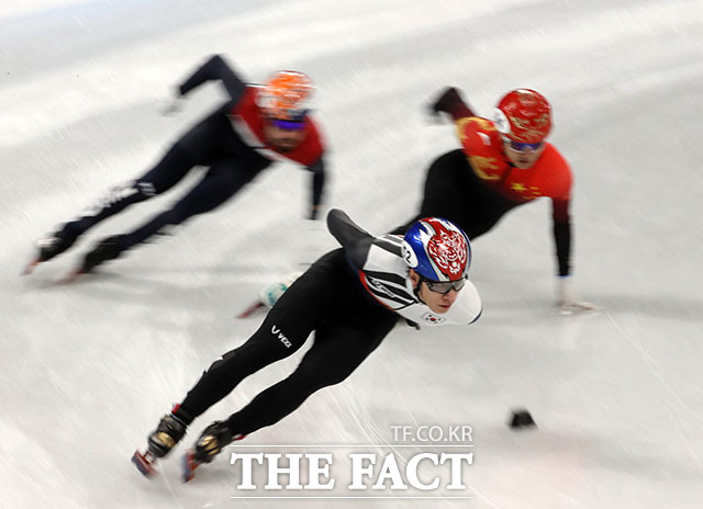 7일 2022베이징동계올림픽 쇼트트팩 남자 1000m 준결선에서 한국의 황대헌이 중국 선수 2명을 깔끝하게 추월하고 있다. 하지만 황대헌은 이후 심판진의 실격 판정으로 결선에 오르지 못 했다./베이징=뉴시스