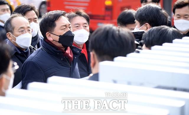 김기현 국민의힘 원내대표 등 의원들이 7일 서울 서초구 대검찰청 앞에서 성남FC 의혹 수사 무마 관련 항의 방문하고 있다. 2022.02.07. /뉴시스