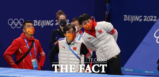 2022 베이징 동계올림픽에서 중국 쇼트트랙팀을 이끌고 있는 김선태 감독(가운데)과 안현수(빅토르 안·오른쪽) 기술코치./베이징=뉴시스