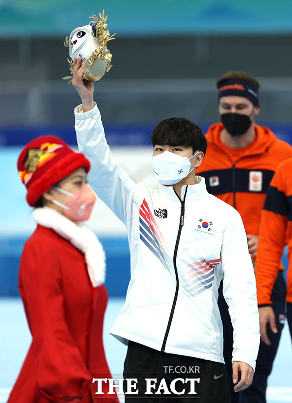 대한민국 선수단의 첫 동메달을 따낸 김민석이 8일 오후 중국 베이징 국립 스피드 스케이팅 오벌 경기장에서 열린 시상식에서 빙둔둔을 손에 들고 관중들에게 인사하고 있다. /베이징=뉴시스