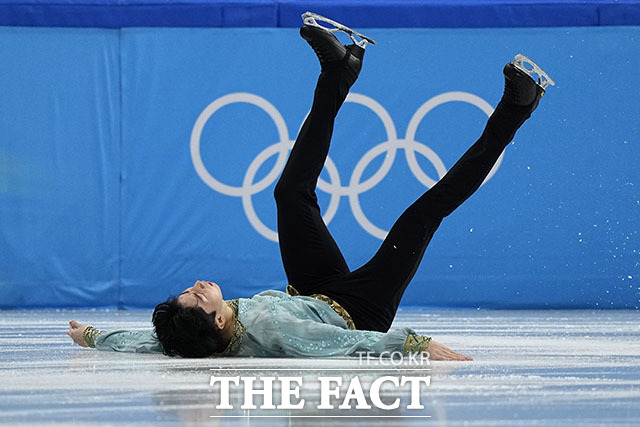 한국 피겨스케이팅 이시형 선수가 8일 중국 베이징 캐피탈 실내경기장에서 열린 2022 베이징 동계올림픽 피겨스케이팅 남자 싱글 쇼트프로그램 중 착지에 실패에 쓰러지고 있다. /베이징=AP.뉴시스
