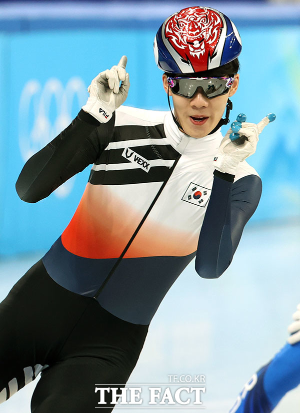 1위로 결승선을 통과한 이준서가 기록을 확인하고 있다. /베이징=뉴시스