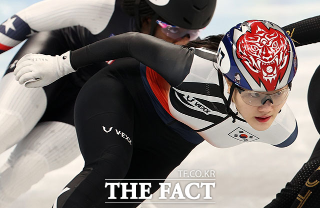 매서운 눈빛으로 빈틈 노리는 이유빈.