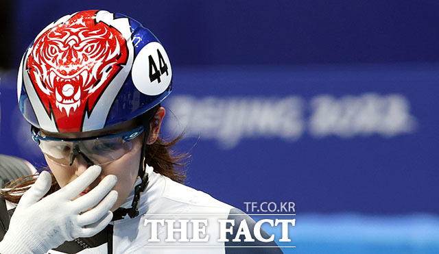 이날 예선에 출전한 최민정과 이유빈은 준준결승 진출을 확정지었다. 세 번째 올림픽에 출전한 김아랑은 이날 6조에 출전해 1분 28초 68의 기록으로 3위를 차지해 준준결승 진출에 실패했다. 사진은 경기를 마치고 기록을 확인하는 김아랑 선수의 모습.