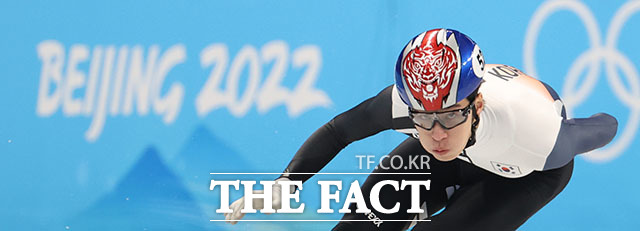 9일 오후 중국 베이징 캐피털 실내경기장에서 열린 2022 베이징동계올림픽 쇼트트랙 남자 1500m 준준결승 경기, 한국 황대헌이 질주하고 있다. /베이징=뉴시스