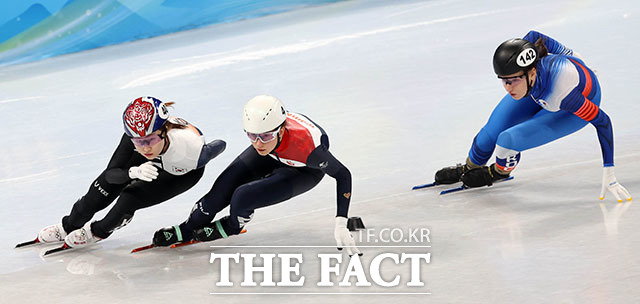 역주 펼치는 최민정이 바깥 쪽으로 크게 돌며 추월을 시도하고 있다.