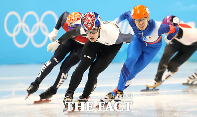 9일 오후 중국 베이징 캐피털 실내경기장에서 열린 2022 베이징동계올림픽 쇼트트랙 남자 1500m 준결승 경기에서 한국 황대헌이 질주하고 있다. /베이징=뉴시스