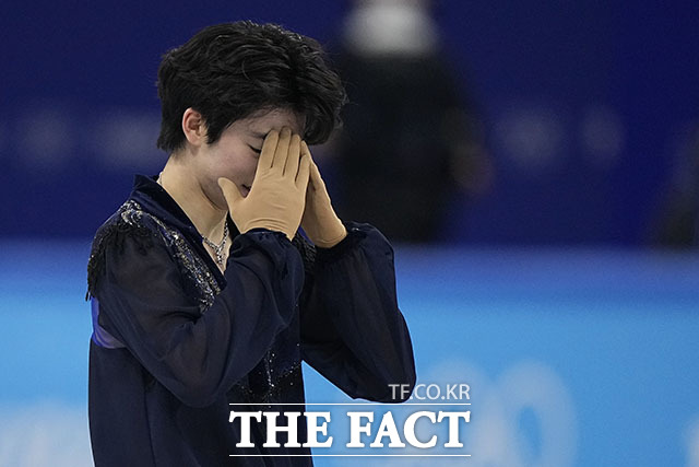 이날 차준환이 프로그램 첫 점프로 쿼드러플 토루프를 시도했지만 착지에 실패해 경기를 마친 후 아쉬운 표정을 짓고 있다.