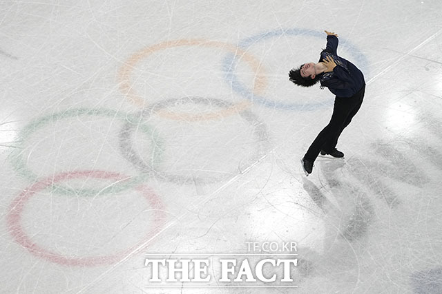 차준환이 10일 중국 베이징 캐피털 실내경기장에서 열린 2022 베이징 동계올림픽 피겨 스케이팅 남자 싱글 프리에 출전해 연기를 펼치고 있다. /베이징=AP.뉴시스