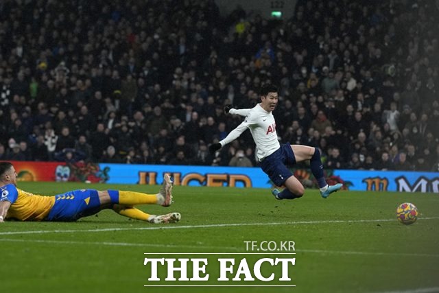 손흥민이 기민한 공간침투로 시즌 10호골을 기록하는 순간./런던=AP.뉴시스