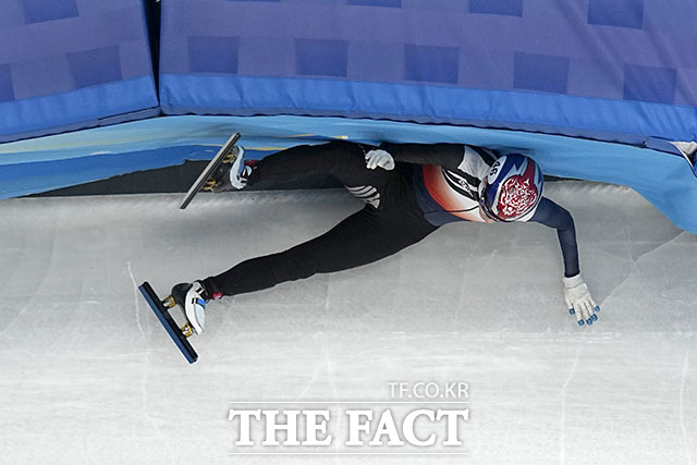 프랑스 선수 추월 중 충돌로 미끄러진 이준서 선수. /베이징=AP.뉴시스