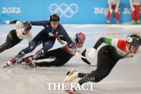  이준서, 500m 쇼트트랙서 반칙 실격 [TF사진관]