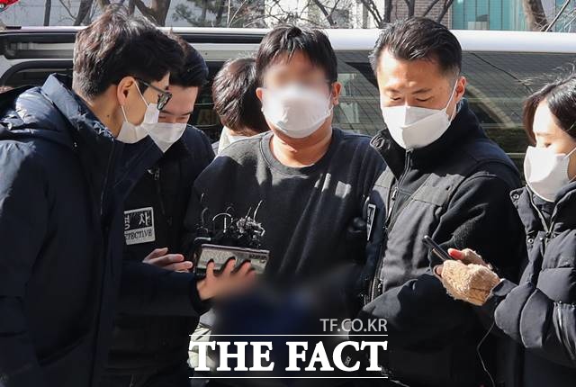 서울 양천구 한 아파트에서 함께 사는 가족 3명을 살해한 후 자수한 30대 남성이 검찰에 넘겨졌다./뉴시스