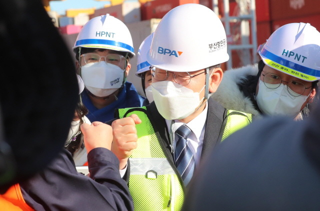 이재명 더불어민주당 대선 후보가 공식 대통령 선거 운동이 시작되는 15일 부산을 방문한다. 지난 1월 1일 오후 부산 강서구 부산신항을 방문한 이 후보. /뉴시스