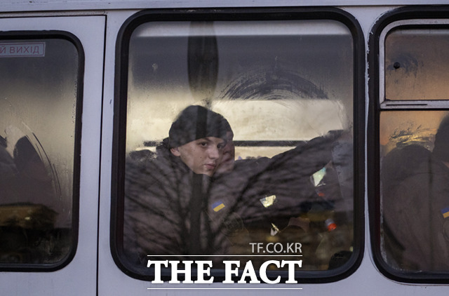 우크라이나 주방위군이 버스를 타고 키예프 시를 통과하면서 창 밖을 내다보고 있다.