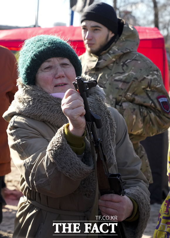 우크라이나 시민이 칼라시니코프 돌격소총을 사용법을 익히고 있다.
