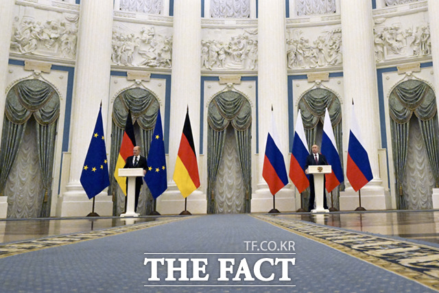 블라디미르 푸틴 러시아 대통령(오른쪽)과 올라프 숄츠 독일 총리가 공동 기자회견을 하고 있다.