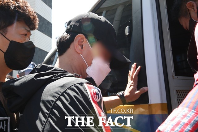  제주 지역 장기미제 변호사 피살 사건 피의자 A씨가 2021년 8월27일 오후 검찰로 송치되기 위해 제주동부경찰서를 나서고 있다. /뉴시스