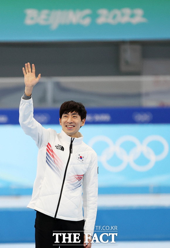 19일 오후 중국 베이징 국립 스피드 스케이팅 오벌 경기장에서 열린 2022 베이징 동계올림픽 스피드 스케이팅 남자 매스스타트 결승 경기가 끝나고 진행된 플라위 세리머에서 동메달을 획득한 한국 이승훈이 기뻐하고 있다. /뉴시스