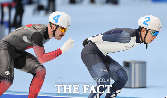 2022 베이징 동계올림픽 스피드 스케이팅 남자 매스스타트 준결승 경기가 19일 오후 중국 베이징 국립 스피드 스케이팅 오벌 경기장에서 열린 가운데 한국 정재원(오른쪽)이 레이스를 펼치고 있다. /베이징=뉴시스