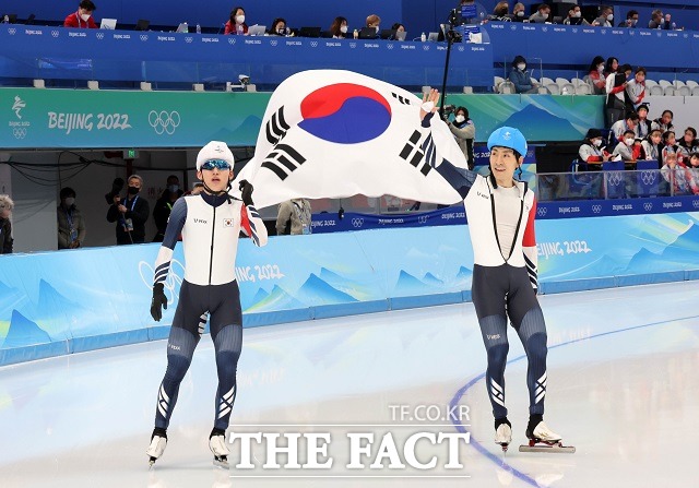 정재원 이승훈(왼쪽부터)이 19일 중국 베이징 국립 스피드 스케이팅 오벌 경기장에서 열린 2022 베이징 동계올림픽 스피드 스케이팅 남자 매스스타트 결승 경기에서 각각 은메달과 동메달을 획득한 후 태극기를 들고 링크를 돌고 있다. /베이징=뉴시스