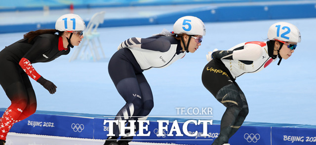 2022 베이징 동계올림픽 스피드 스케이팅 여자 매스스타트 준결승 경기가 19일 오후 중국 베이징 국립 스피드 스케이팅 오벌 경기장에서 열린 가운데 한국 박지우(가운데)가 레이스를 펼치고 있다. /베이징=뉴시스