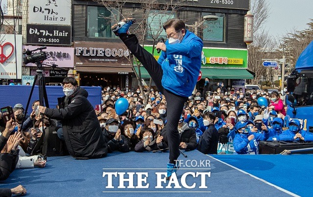 더불어민주당 이재명 대선 후보가 19일 전북 전주 소재 전북대학교 앞에서 열린 집중 유세에서 코로나19 극복 의지를 강조하는 하이킥 세리모니를 하고 있다. /뉴시스