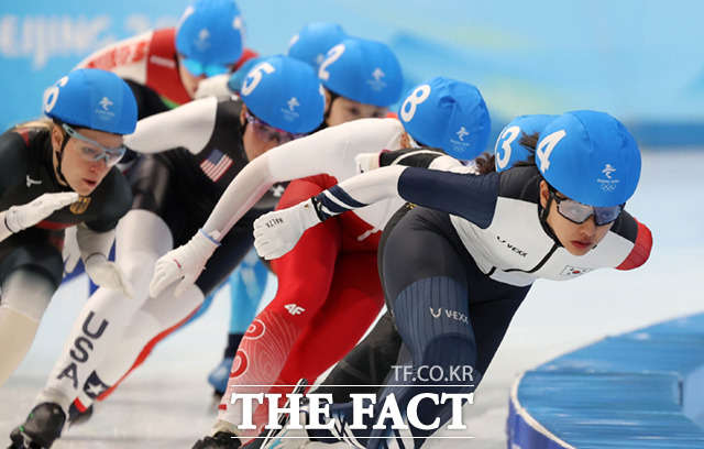 2022 베이징 동계올림픽 스피드 스케이팅 여자 매스스타트 준결승 경기가 19일 오후 중국 베이징 국립 스피드 스케이팅 오벌 경기장에서 열린 가운데 한국 김보름(오른쪽 4번)이 레이스를 펼치고 있다. /베이징=뉴시스