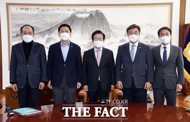 윤호중 더불어민주당 원내대표와 김기현 국민의힘 원내대표가 박병석 국회의장 주재로 21일 여의도 국회의장실에서 추경안 본회의 처리 여부를 두고 회동하고 있다. 왼쪽부터 국민의힘 추경호 원내수석부대표, 김기현 원내대표, 박병석 국회의장, 더불어민주당 윤호중 원내대표, 한병도 원내수석부대표가 포즈를 취하고 있다. /뉴시스