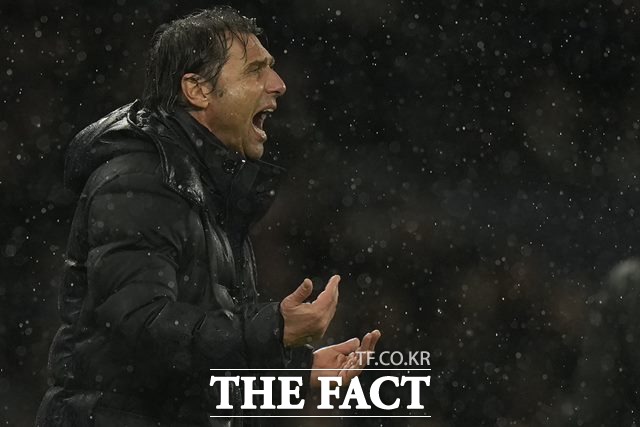 맨시티전 승리로 원정 3연전 3연승을 노리던 토트넘의 안토니오 콘테 감독은 강등권인 번리에 0-1 충격패를 당함으로써 계획에 차질을 빚게 됐다./AP.뉴시스