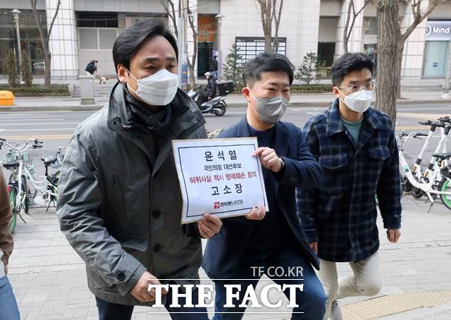 윤창현(왼쪽) 전국언론노조위원장이 8일 오전 서울 종로구 서울경찰청에 윤석열 국민의힘 대선후보에 대한 허위사실 적시 명예훼손 혐의 고소장을 접수하고 있다. 2022.03.08. /뉴시스