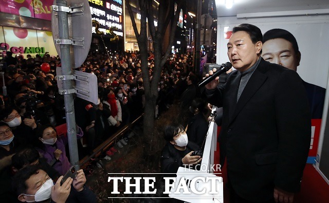 윤석열 국민의힘 대선후보가 8일 서울 강남역 인근에서 시민들과 만나 투표를 독려하고 있다. /뉴시스