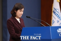  文, '대선 메시지' 대독하며 눈물 쏟은 靑 대변인…브리핑 일시 중단
