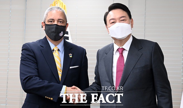 윤석열 대통령 당선인이 11일 서울 여의도 국민의힘 당사에 마련된 당선인 사무실에서 크리스토퍼 델 코소 주한미국대사 대리를 접견하며 기념촬영을 하고 있다. /뉴시스