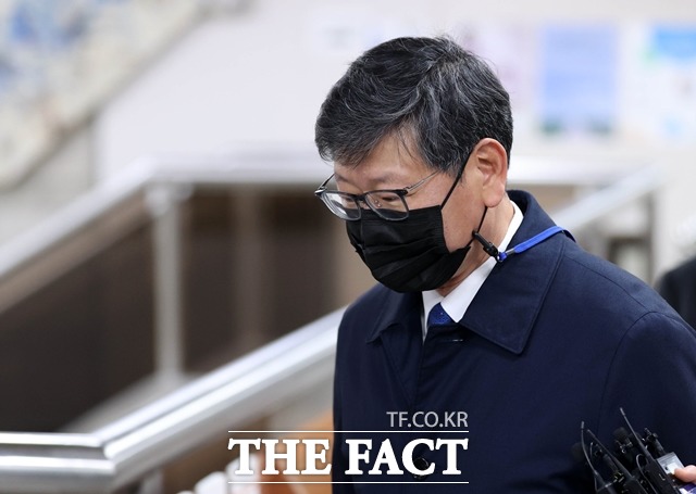 택시 기사를 폭행한 혐의로 기소된 이용구 전 법무부 차관이 15일 오전 서울 서초구 서울중앙지방법원에서 열린 1차 공판에 출석하고 있다. /뉴시스